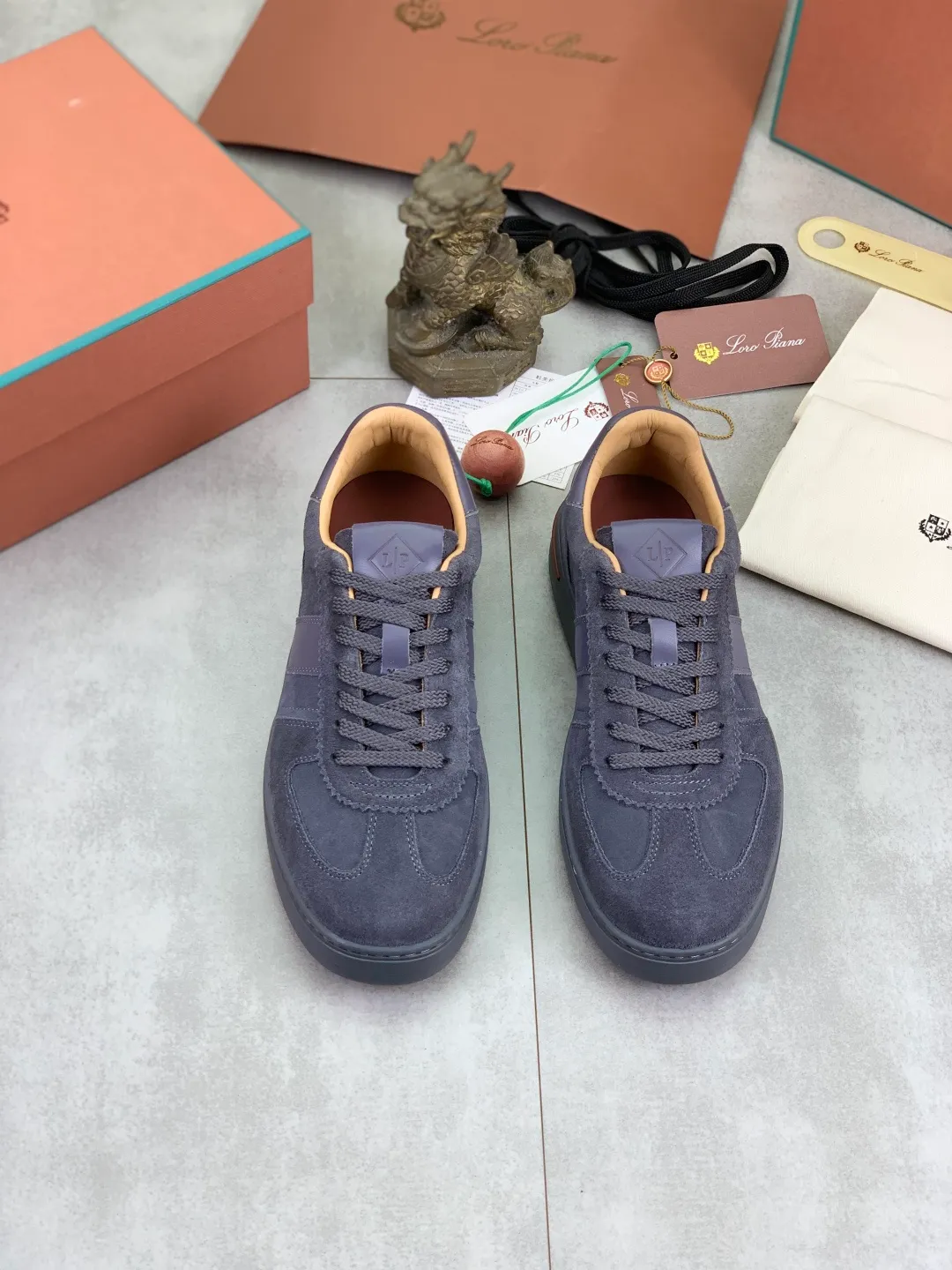 Men's men's shoes 💰P560 New style 💰High quality The latest casual shoes Loro Piana 💯Top grade💯Buy the original copy💯 Founded the existing Loro Piana company on April 24, 1924. It is now the sixth generation of family business, providing top quality products to customers who are discerning in taste and quality. Imported original fly woven fabric with cowhide fabric, plain calfskin lining. Hand-sewn thread with cowhide feet. Original packaging. Number of yards: 38-44 (customized for 45 and 46). 2️⃣ colors available.